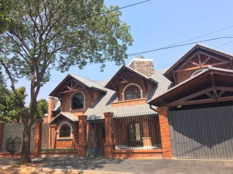 Vendo Amplia Casa En Lambare