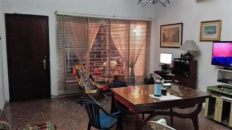 Casa Cómoda En Gran Terreno! Cochera, Fondo Y Jardín