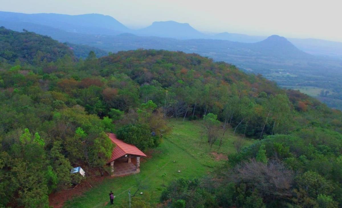 VENDO AMPLIO TERRENO CON CONSTRUCCION EN PARAGUARI (MBATOVI) — foto 2