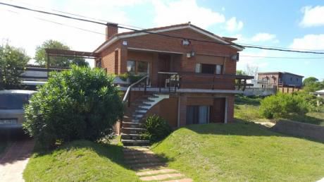 Dos Casas En Un Padrón En La Aguada