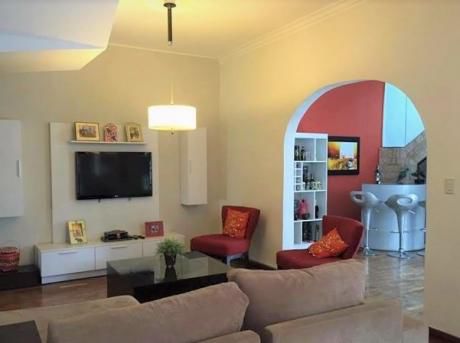 ¡en Uno De Los Barrios Más Codiciados De Asunción! Se Vende Casa De 360 M2.