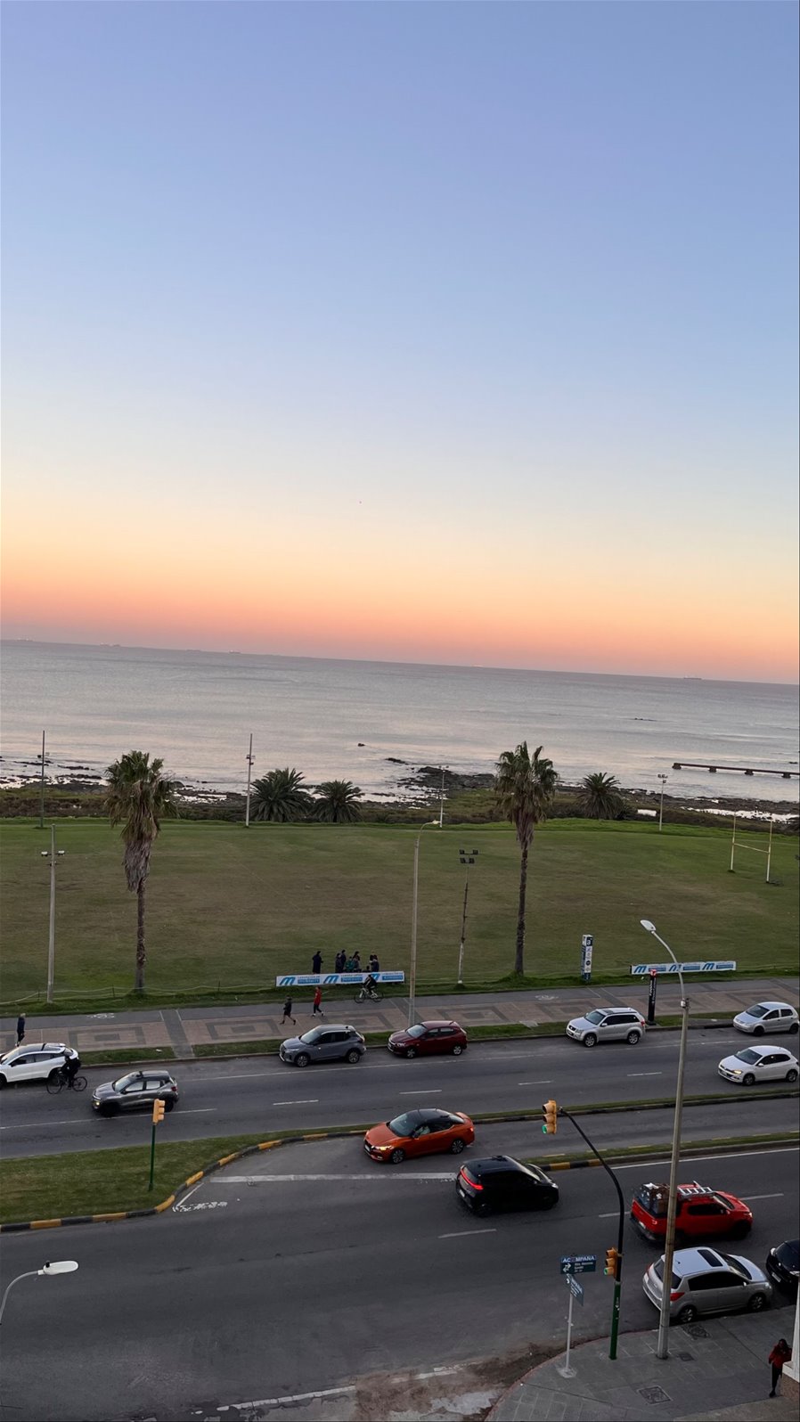 Apartamento 2 dormitorios, 2 baños, terraza al frente y gge.-