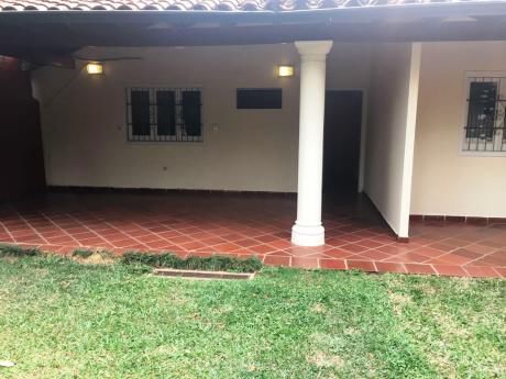 Alquilo Amplia Casa En Barrio Ykua Sati, Excelente UbicaciÓn.