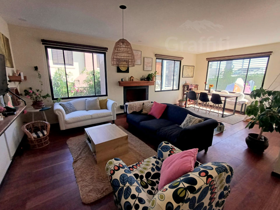 Departamento en venta bajo precio de mercado en Lomas de Achumani