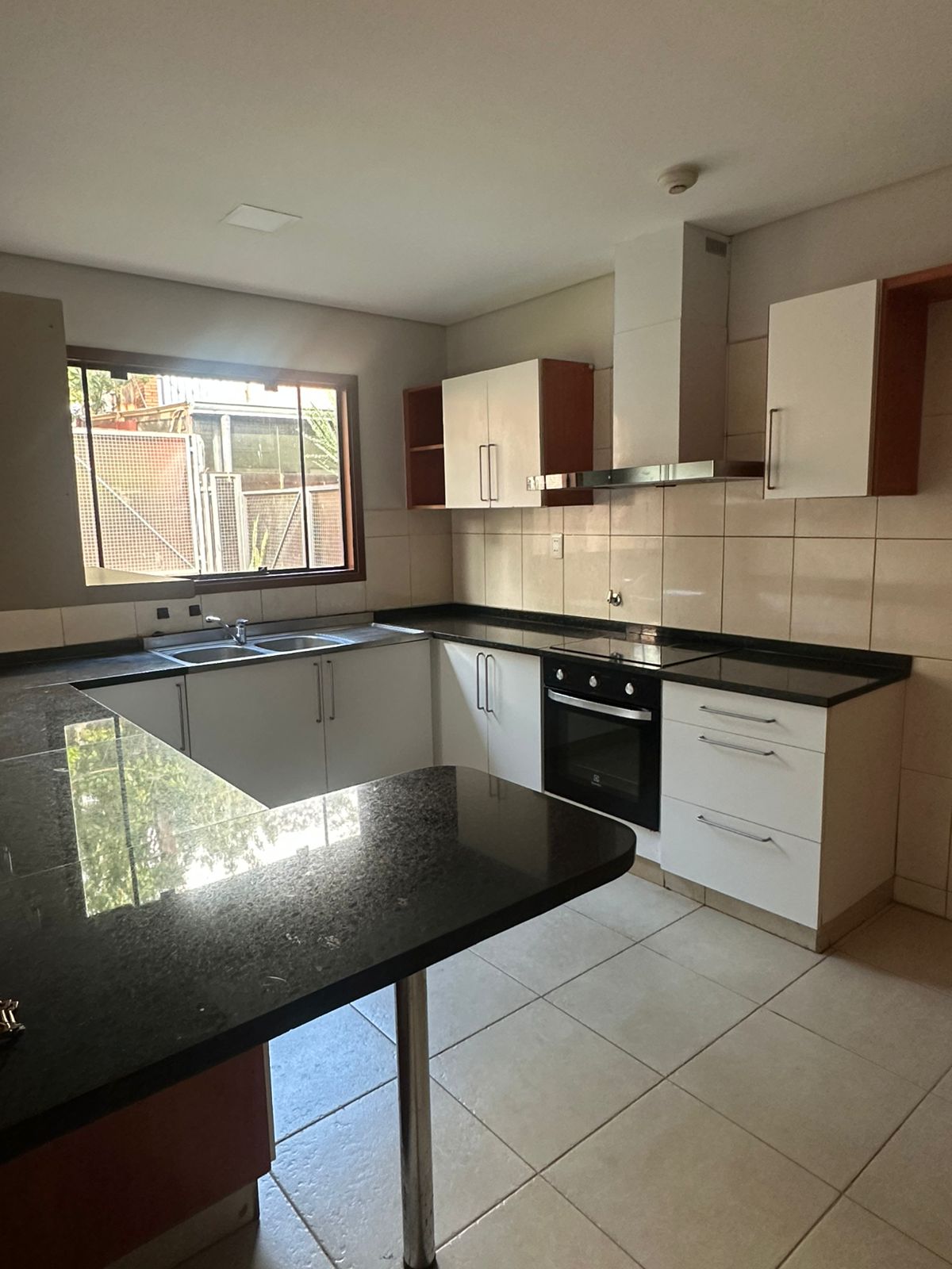 Casa De 5 Dormitorios En Condominio En Barrio Mcal. Estigarribia — foto 2