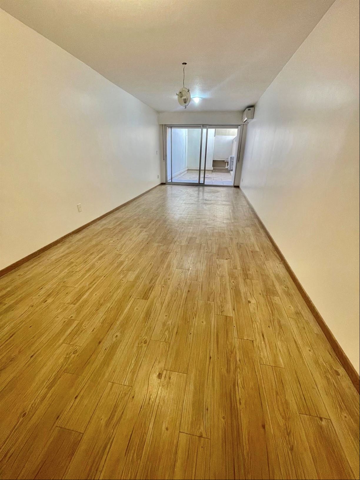 Alquiler pocitos Gran Monoambiente con patio