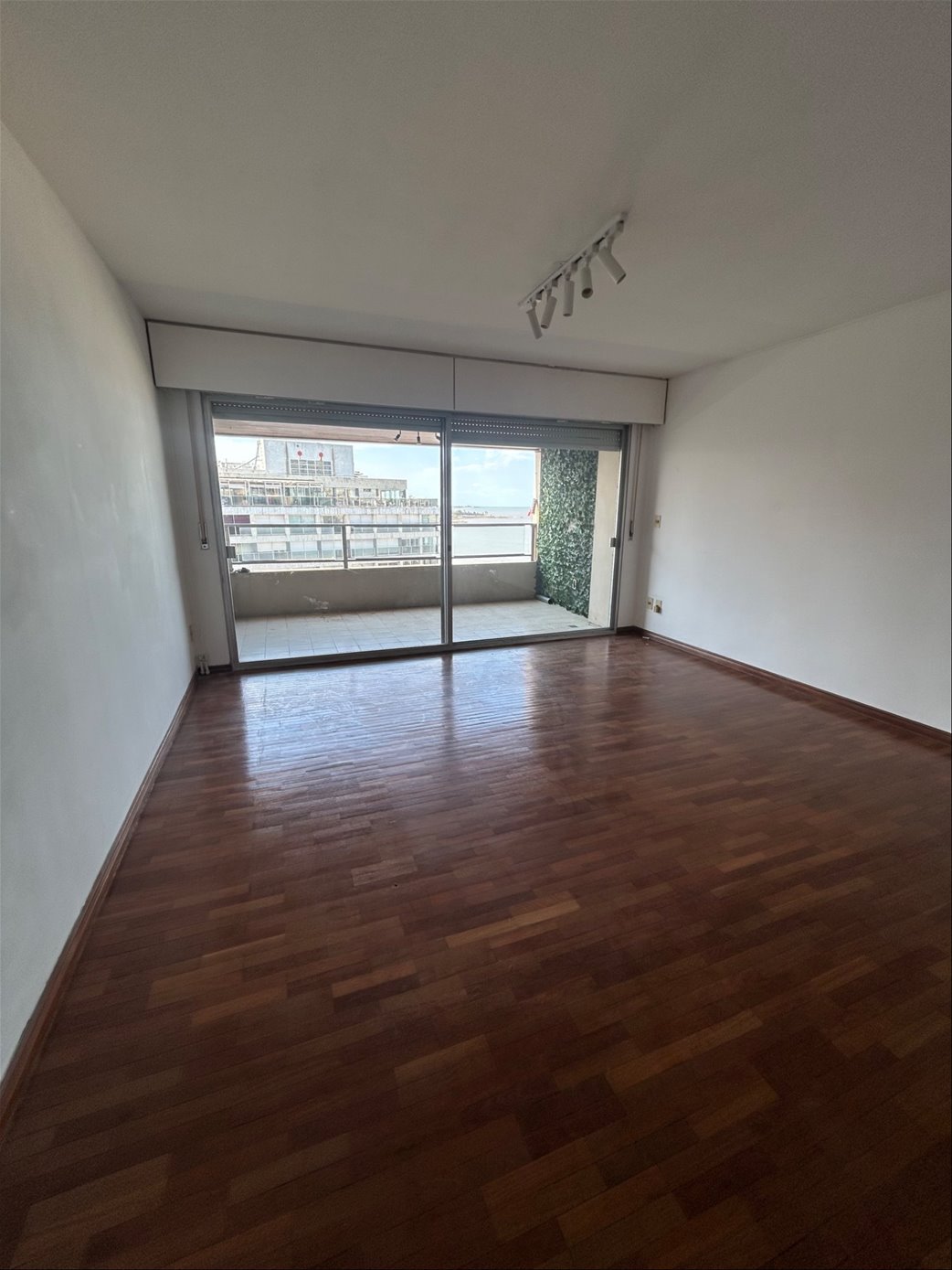 Alquiler Apartamento Pocitos 3 dormitorios + servicio - Detalle