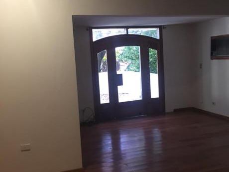 Alquilo Hermosa Residencia De 3 Niveles En Barrio Mcal.lopez