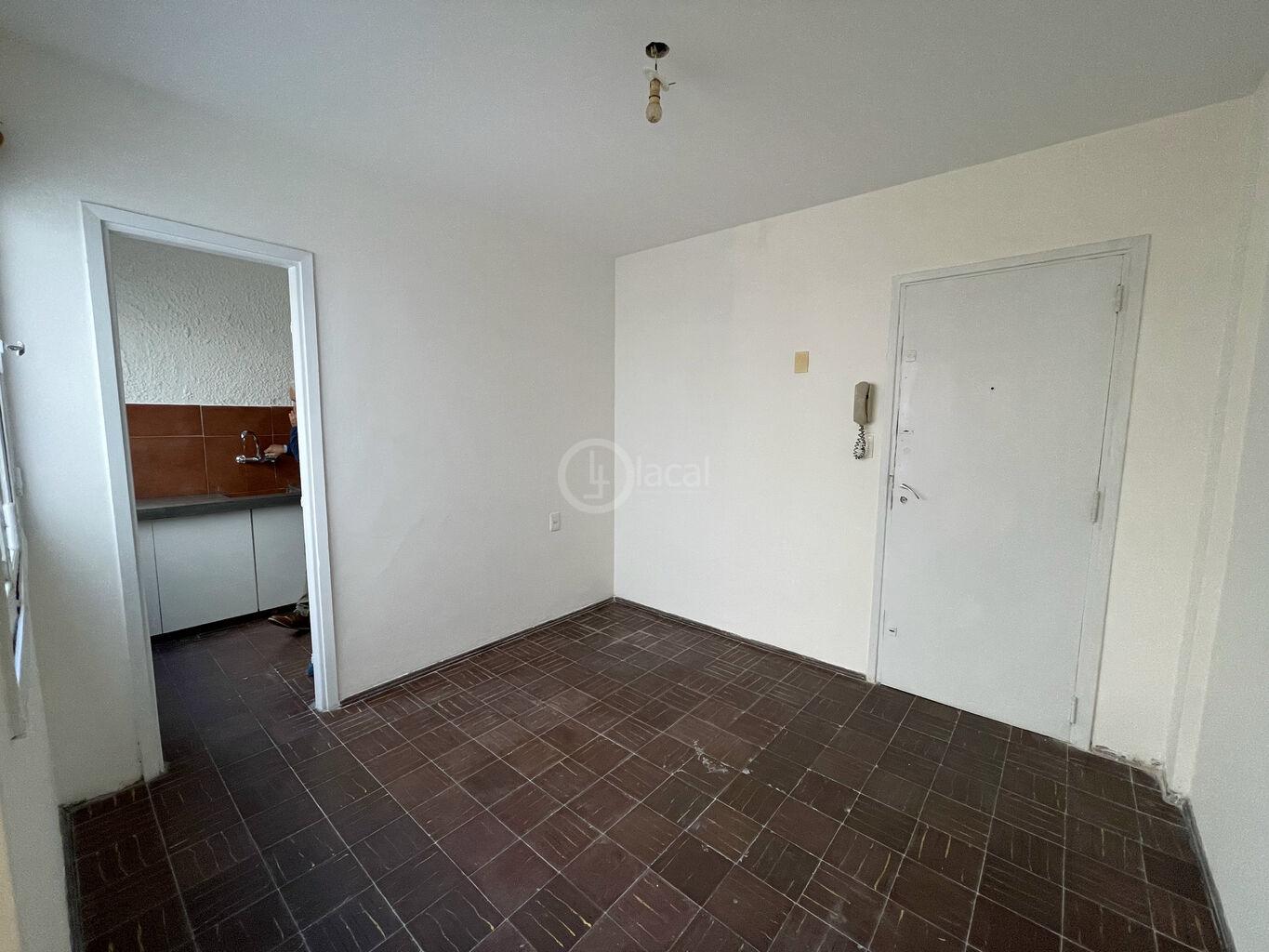 Alquiler | Apartamento de 1 Dormitorio con patio y cocina definida.