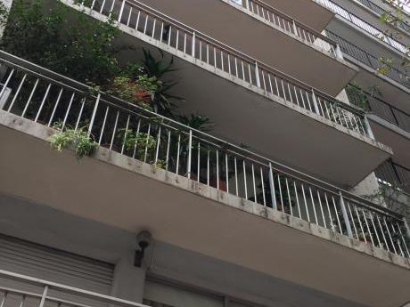 Pocitos, A Pasos Del Mar 3 Dorm. Y Servicio. 100m2. Garage.