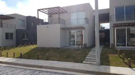 Venta Casa De 2 Dormitorios En Lagomar Sur. Próximo Shopping.