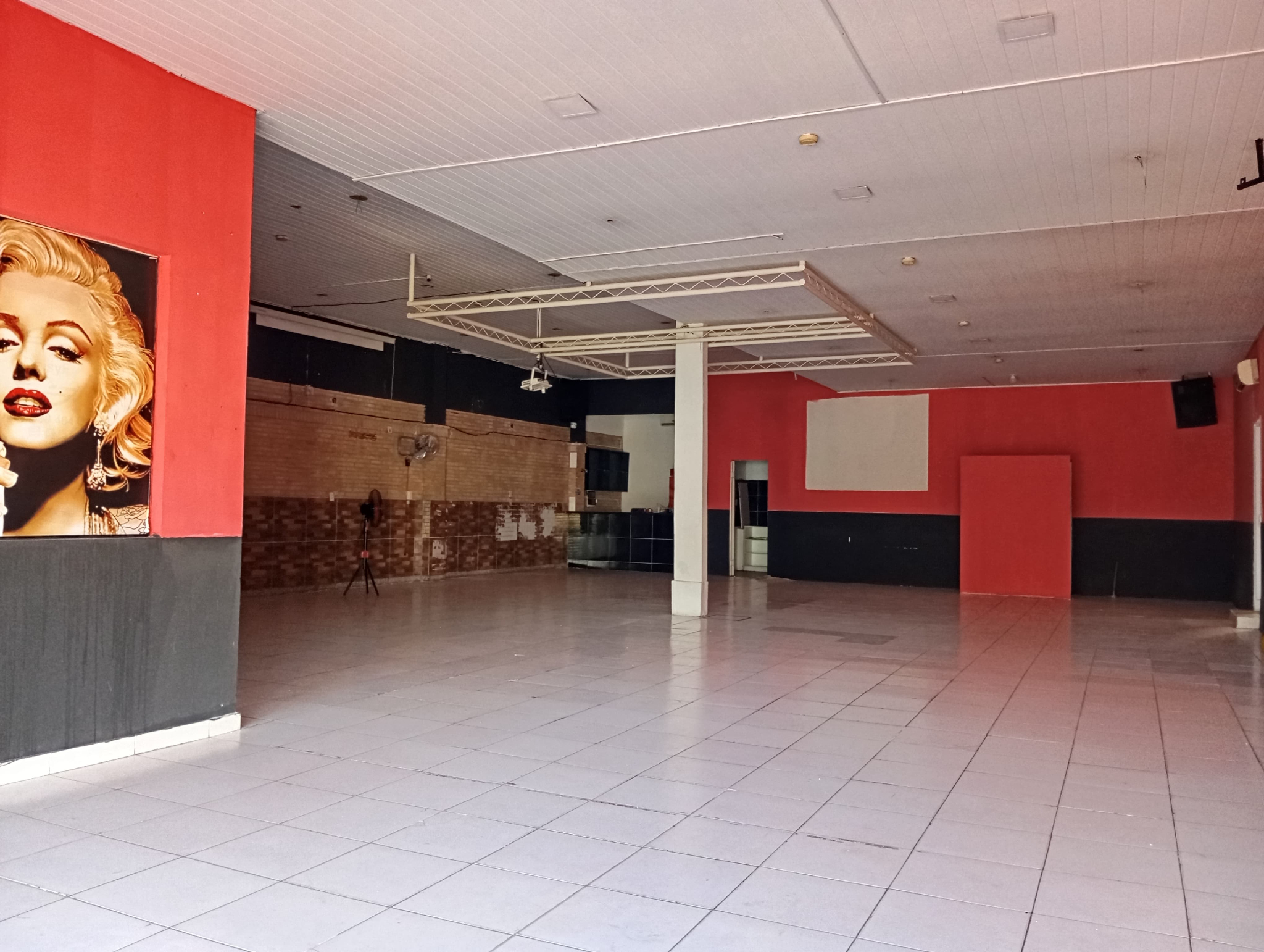 EN ALQUILER AMPLIO SALÓN COMERCIAL EN FERNANDO DE LA MORA - ZONA SUR — foto 3