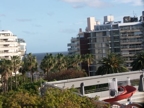 Vázquez Ledesma Y Roque Graseras Frente Al Biguá Con Vista Del Parque