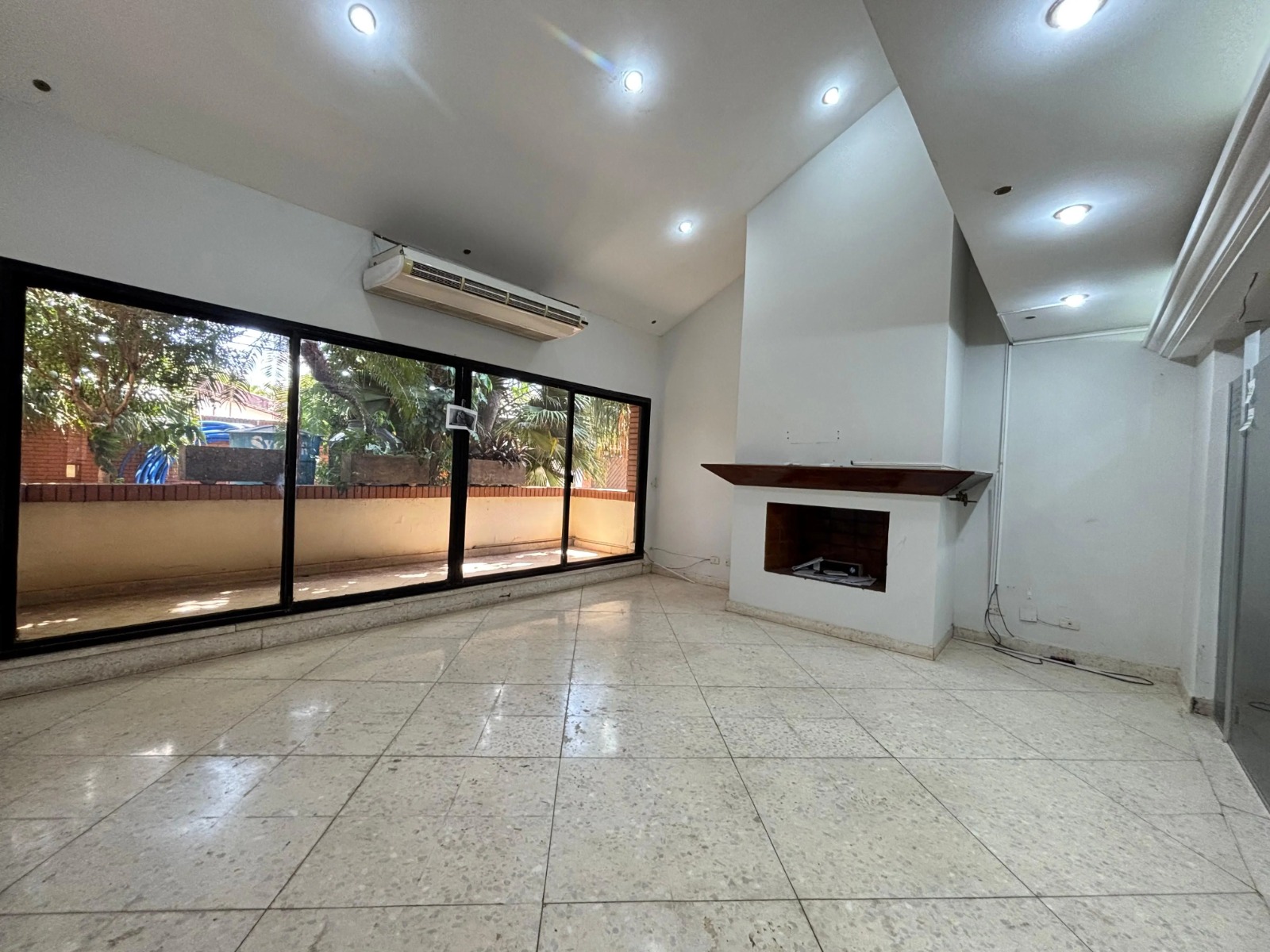 Residencia Exclusiva De Gran Dimensión En Barrio Mcal. Estigarribia — foto 3