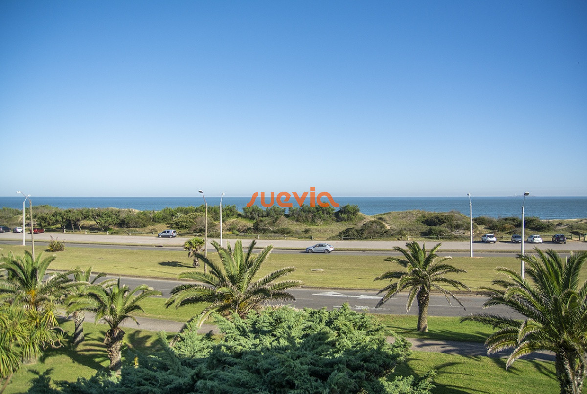 Departamento en edificio Esturión, frente al mar, 3 dormitorios en venta