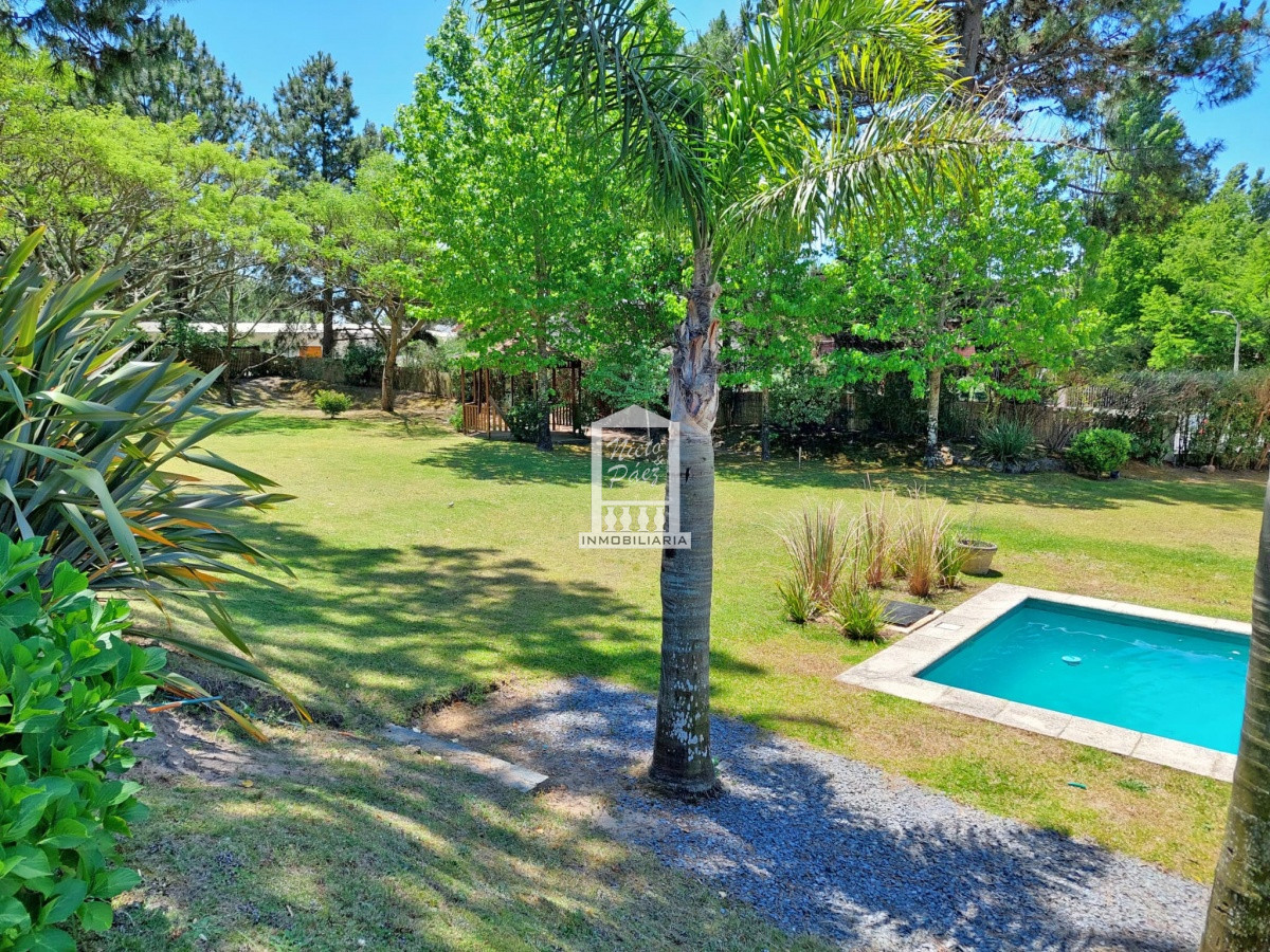 Barrio privado. Piscina, 6 dormitorios + 3 playrooms + 2 dependencias de servicio. · Foto 4
