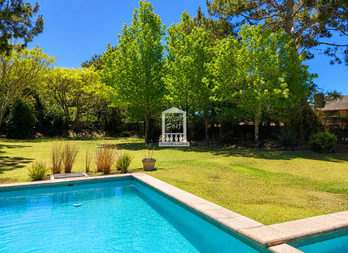 Barrio privado. Piscina, 6 dormitorios + 3 playrooms + 2 dependencias de servicio. · Foto 5