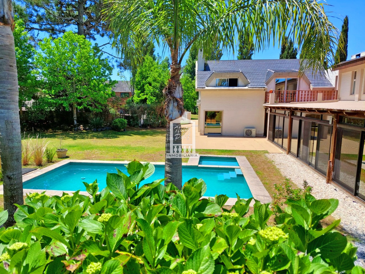 Barrio privado. Piscina, 6 dormitorios + 3 playrooms + 2 dependencias de servicio. · Foto 8