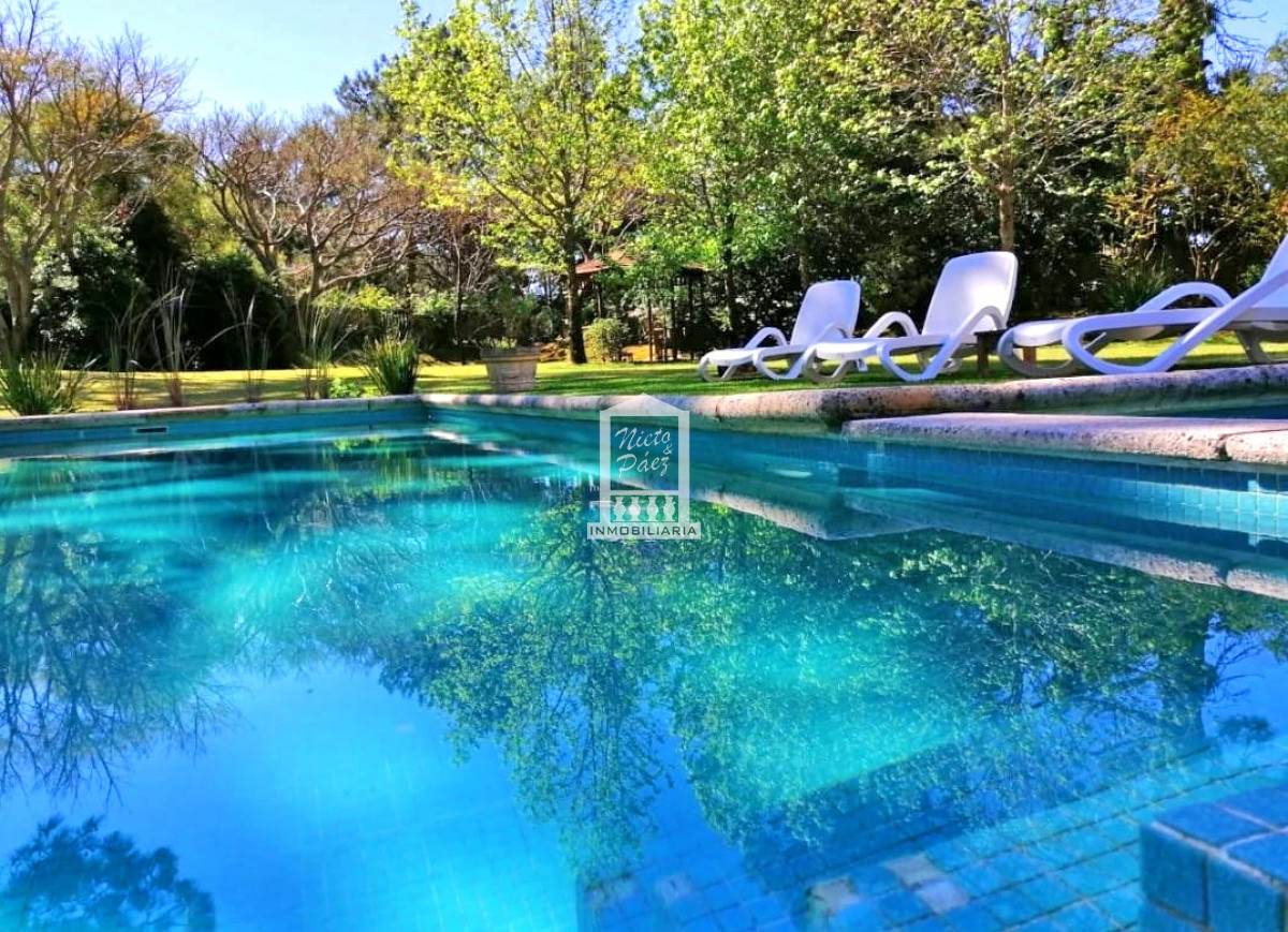 Barrio privado. Piscina, 6 dormitorios + 3 playrooms + 2 dependencias de servicio. · Foto 7