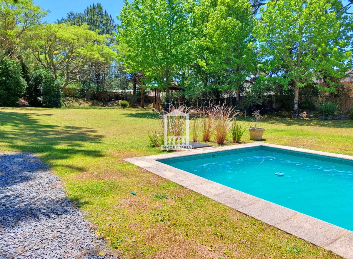 Barrio privado. Piscina, 6 dormitorios + 3 playrooms + 2 dependencias de servicio. · Foto 2
