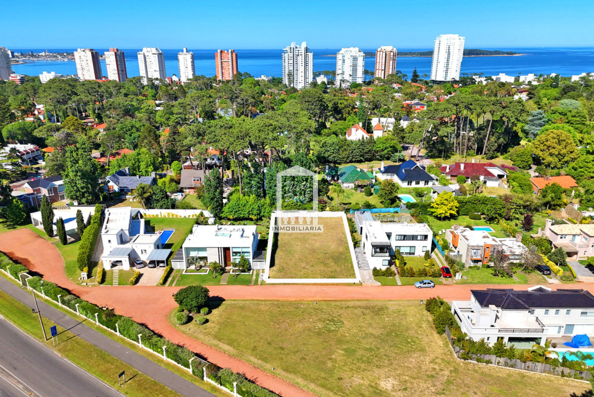 Barrio Privado en Playa Mansa. Lo más exclusivo.
