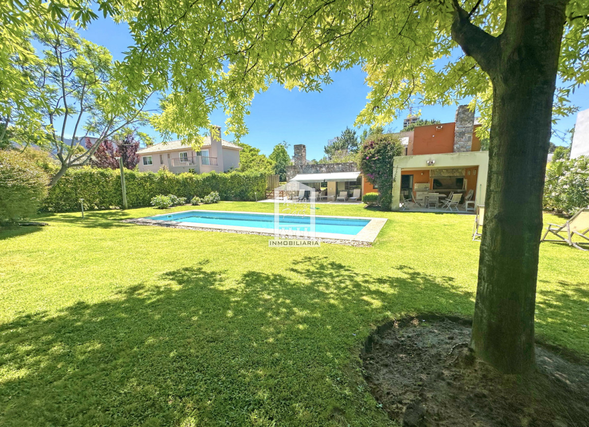 Exclusivo barrio privado, 3 suites + servicio completo, pileta. Losa radiante