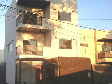 Duplex En 3 Niveles Con Tres (3) Dormitorios En Barrio Vista Alegre