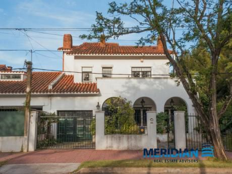 Casa De Estilo En Carrasco Sur Con Importante Parque