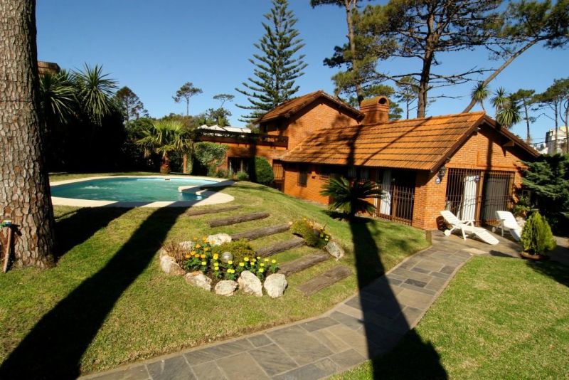 Venta de casa de 4 dormitorios- Playa Mansa