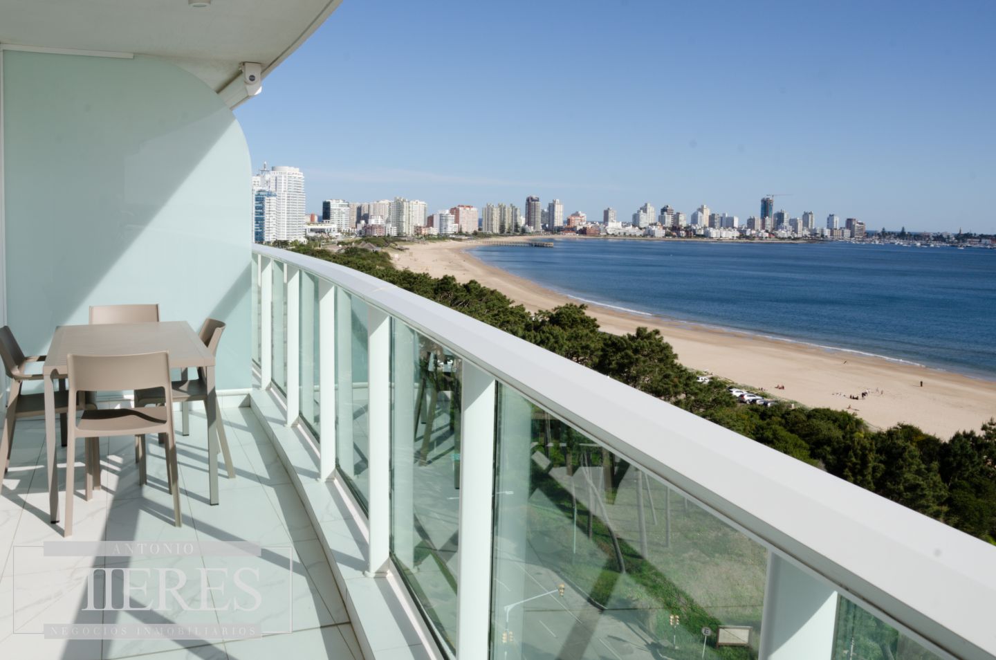 Alquiler anual de apartamento de 3 dormitorios - Playa Mansa