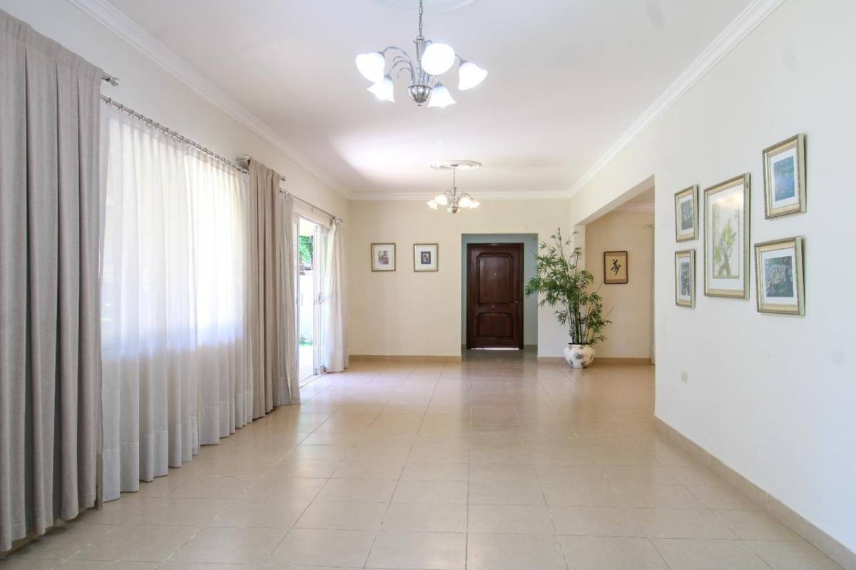 VENDO AMPLIA RESIDENCIA EN BARRIO MCAL. ESTIGARRIBIA — foto 2