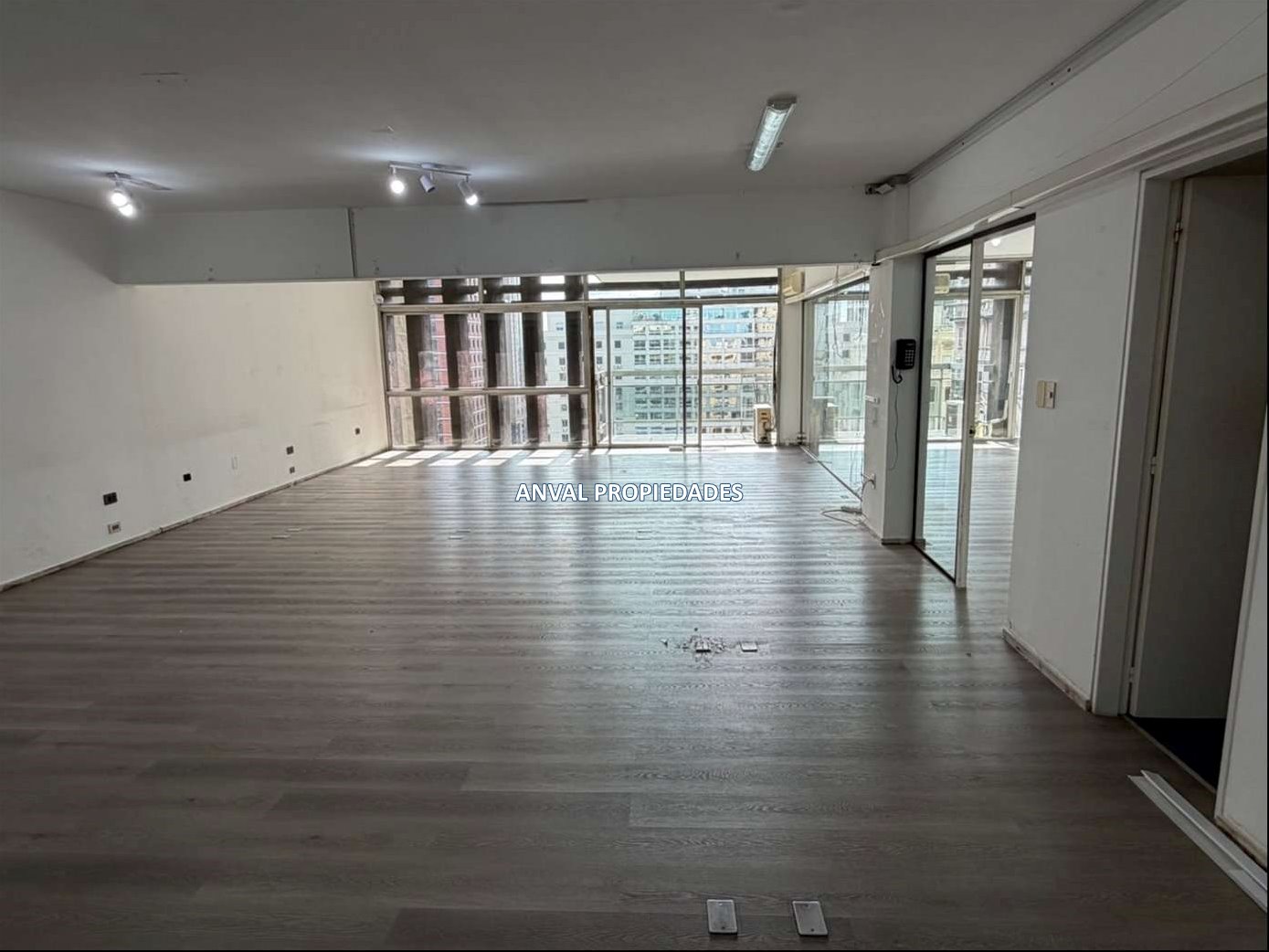 EXCELENTE OFICINA SOBRE LA PLAZA INDEPENDENCIA 150 M2, MODERNA ,CON GARAGE · Foto 5