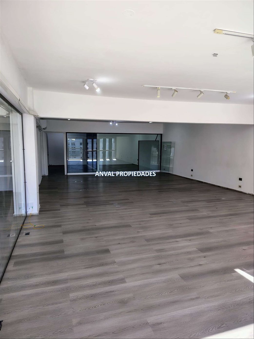 EXCELENTE OFICINA SOBRE LA PLAZA INDEPENDENCIA 150 M2, MODERNA ,CON GARAGE · Foto 6