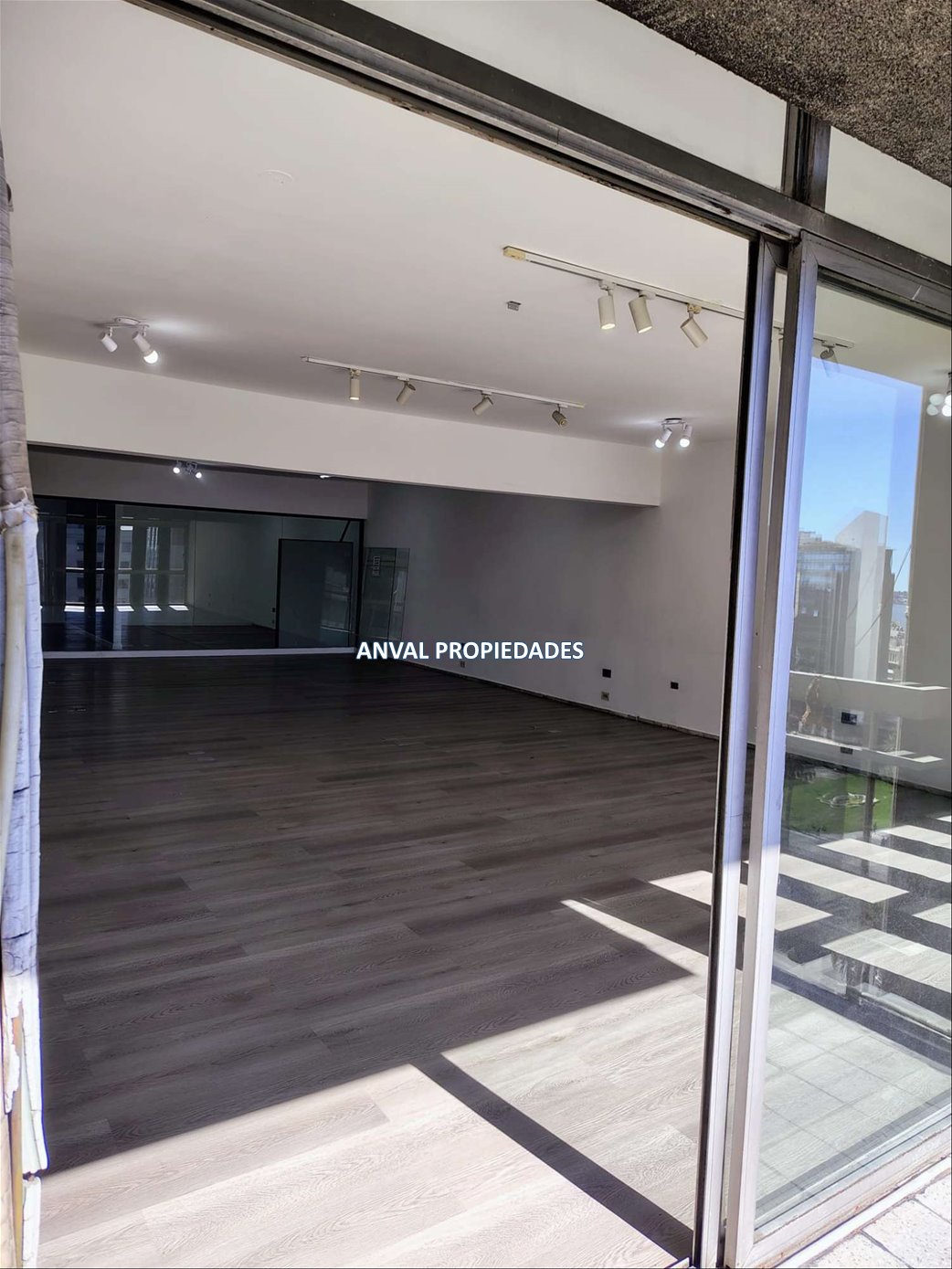 EXCELENTE OFICINA SOBRE LA PLAZA INDEPENDENCIA 150 M2, MODERNA ,CON GARAGE · Foto 8