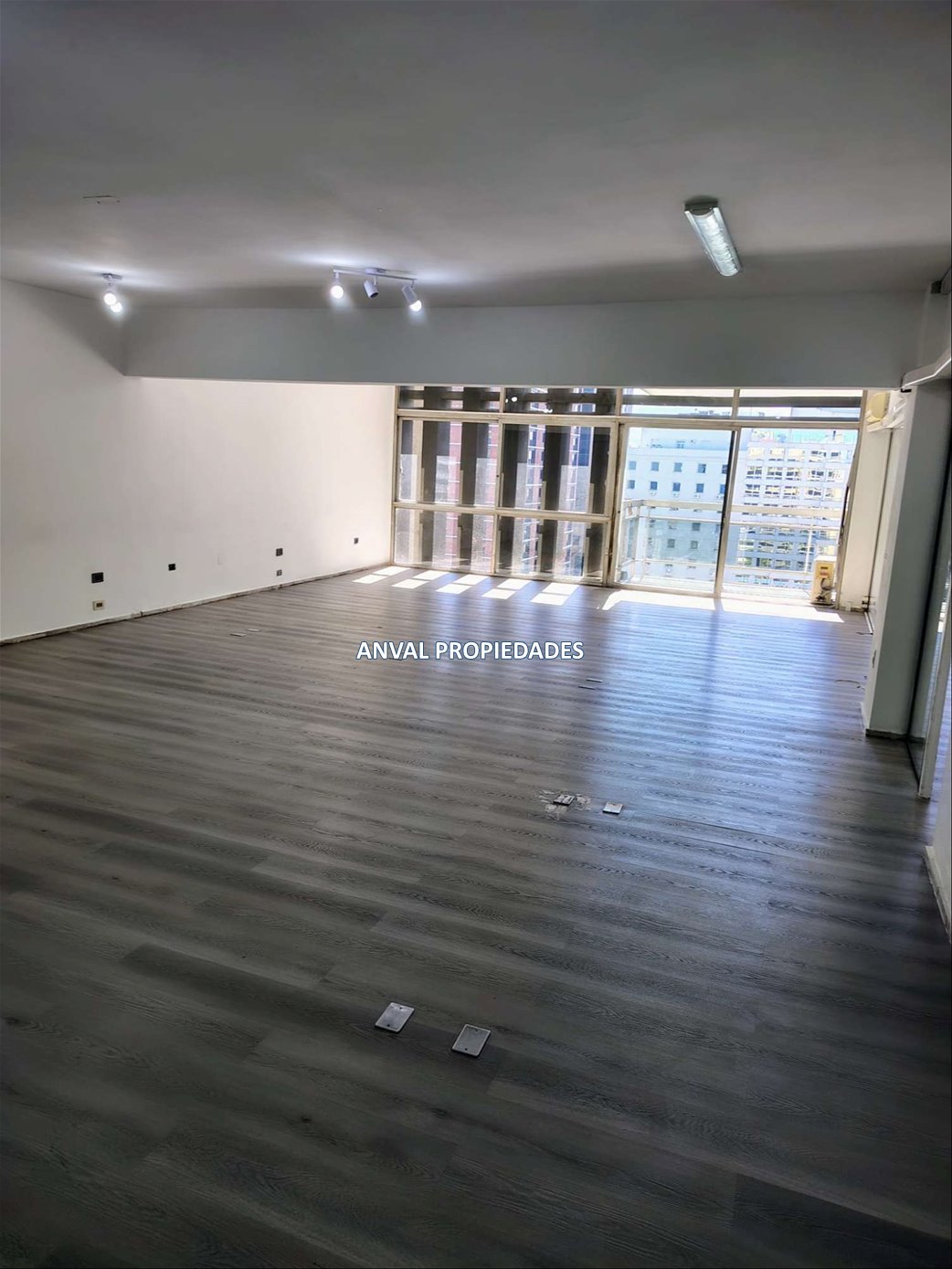 EXCELENTE OFICINA SOBRE LA PLAZA INDEPENDENCIA 150 M2, MODERNA ,CON GARAGE · Foto 1