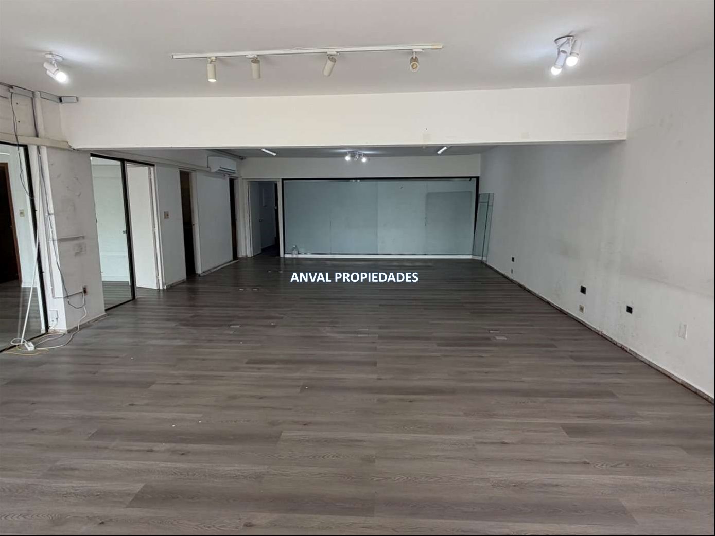 EXCELENTE OFICINA SOBRE LA PLAZA INDEPENDENCIA 150 M2, MODERNA ,CON GARAGE · Foto 7