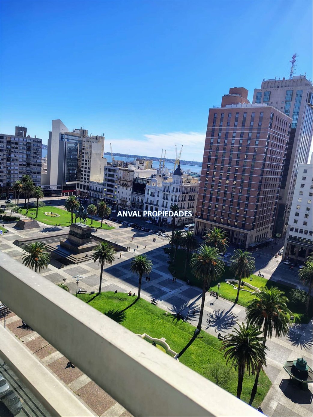 EXCELENTE OFICINA SOBRE LA PLAZA INDEPENDENCIA 150 M2, MODERNA ,CON GARAGE
