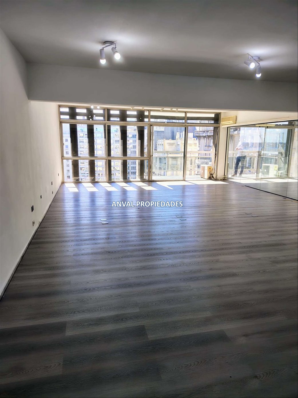 EXCELENTE OFICINA SOBRE LA PLAZA INDEPENDENCIA 150 M2, MODERNA ,CON GARAGE · Foto 4