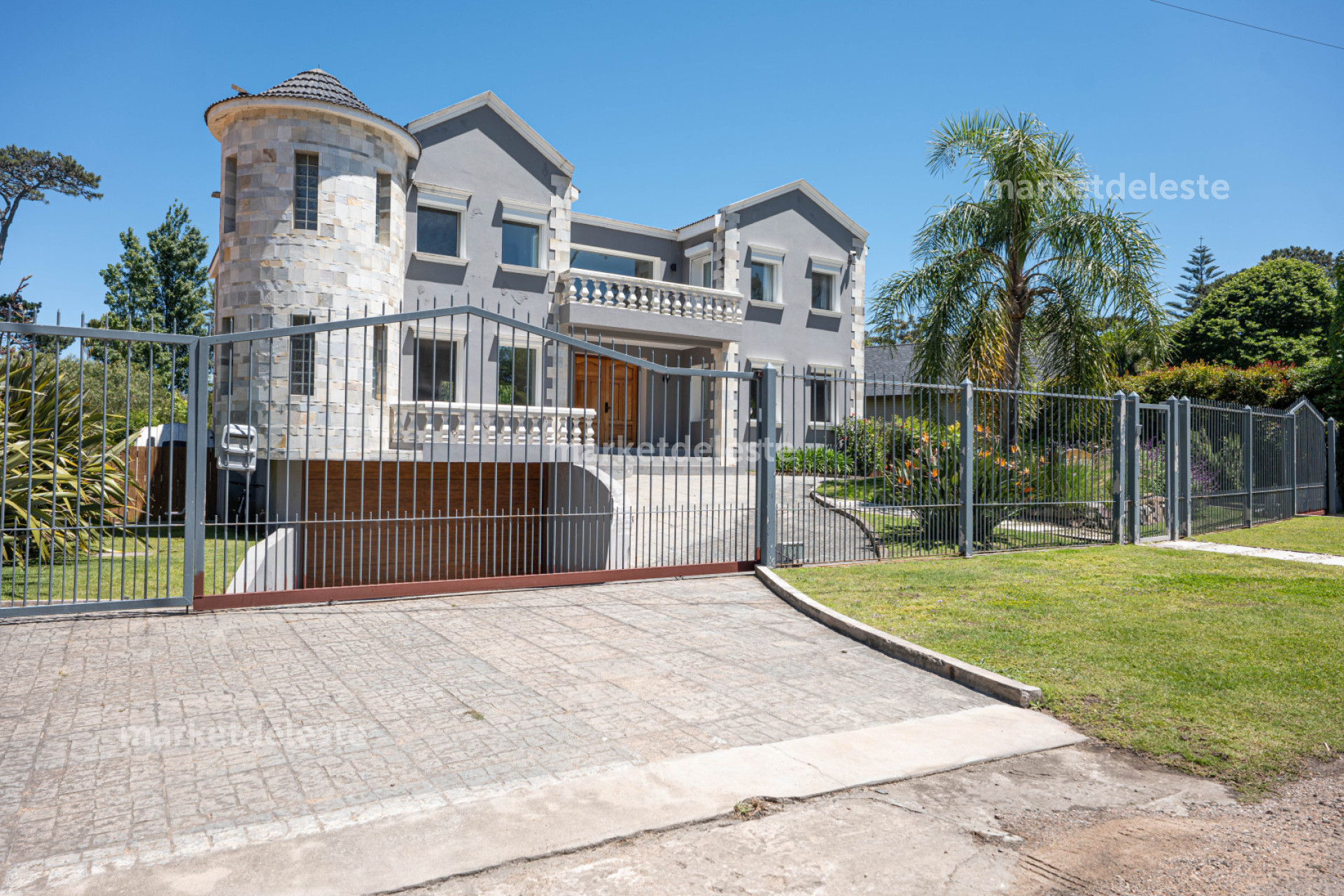 ESPECTACULAR CASA EN PINARES