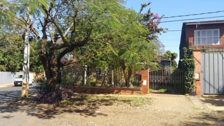 Propiedad En El Barrio Mcal Lopez (zona Mburuvicha Roga)
