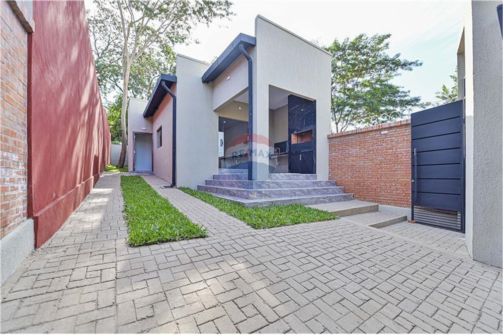 Vendo Duplex con Patio.50mts Avda VON POLESKY. Hipermercado Luisito — foto 2