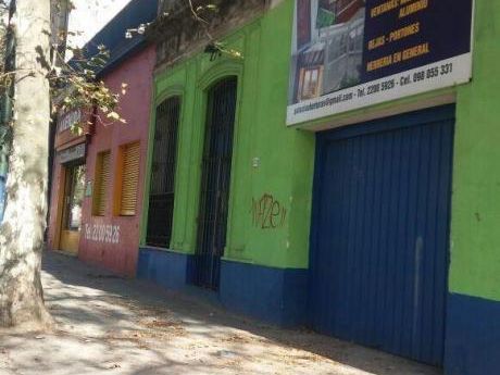 Dos Locales Linderos Casi 500 M2 Altura Permitida 22 Metros Sobre Avenida.