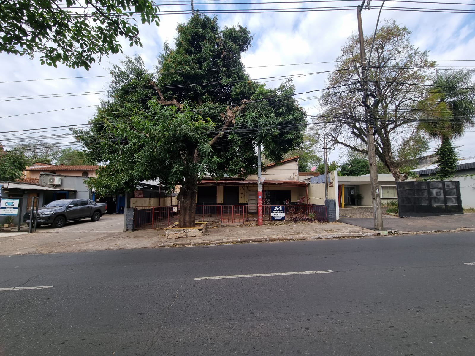 TERRENO CON VIVIENDA A DEMOLER ZONA U. AMERICANA
