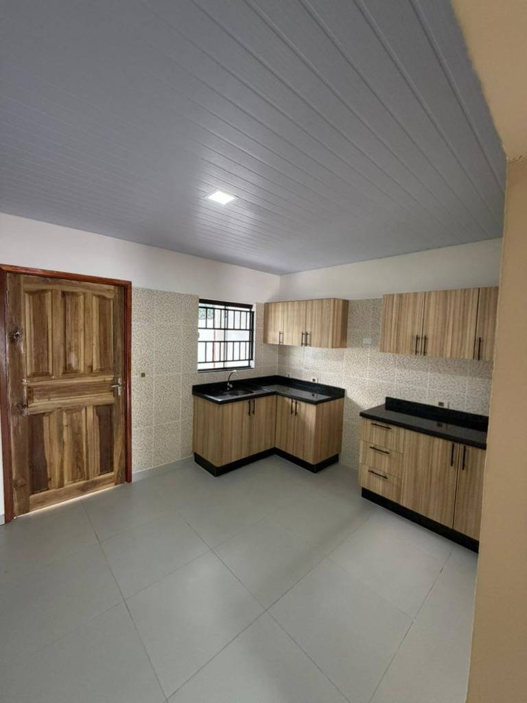¡Alquilo casa en Barrio Mbocayaty, Ñemby – Amplia y funcional. — foto 3
