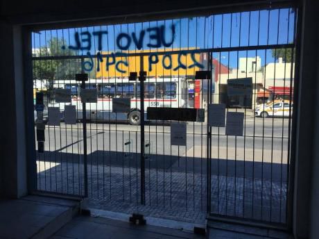 Local Comercial Al Frente Y Gran Deposito Atrás 550 M2 Sobre Gral. Flores
