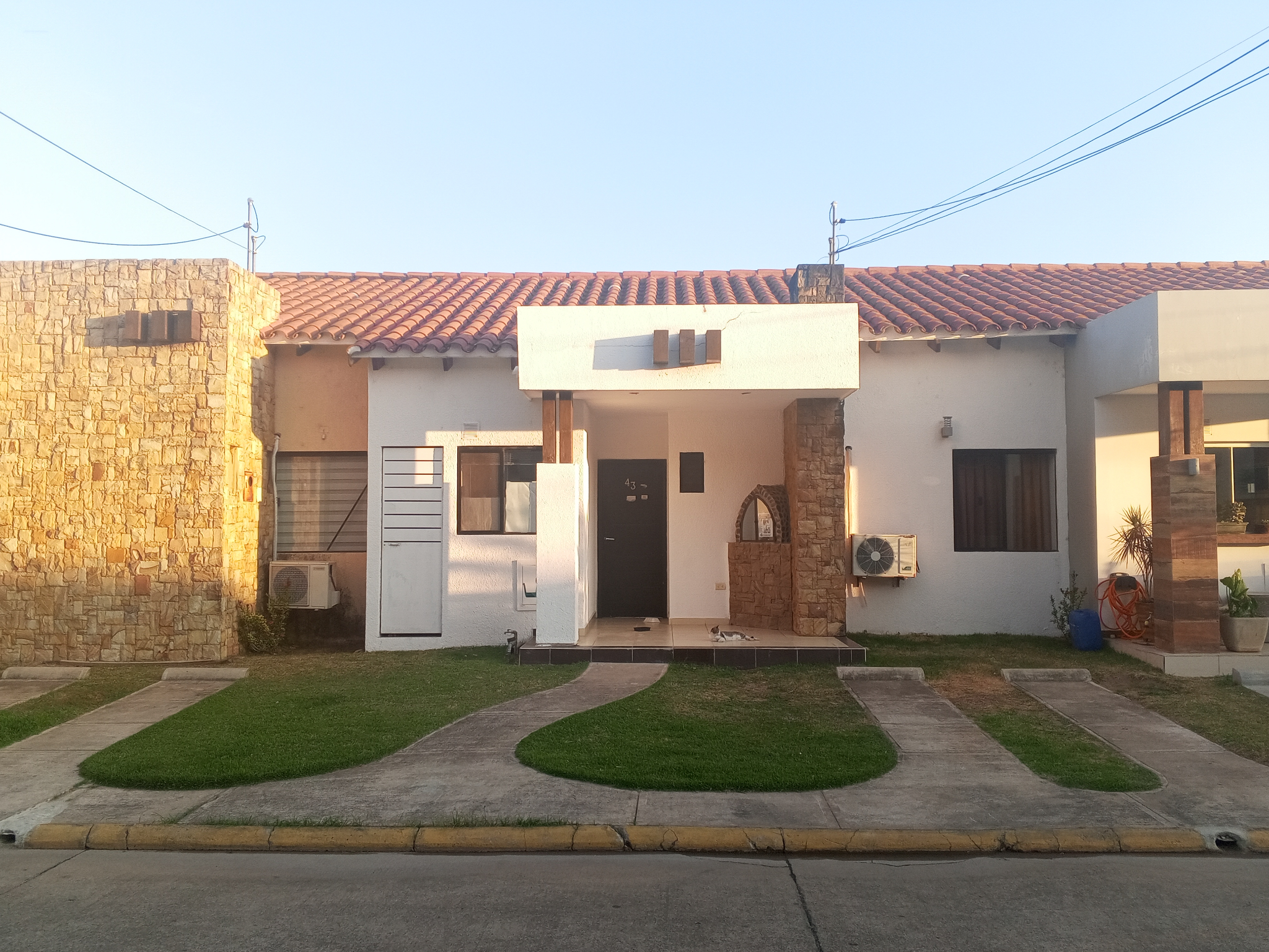 ALQUILER AMOBLADO CASA 2 DORMITORIOS EN CONDOMINIO VERSALLES