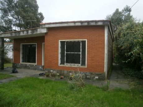 Casa 2 Dormitorios En Lagomar, Jardín Al Frente Y Patio Con Churrasquera.