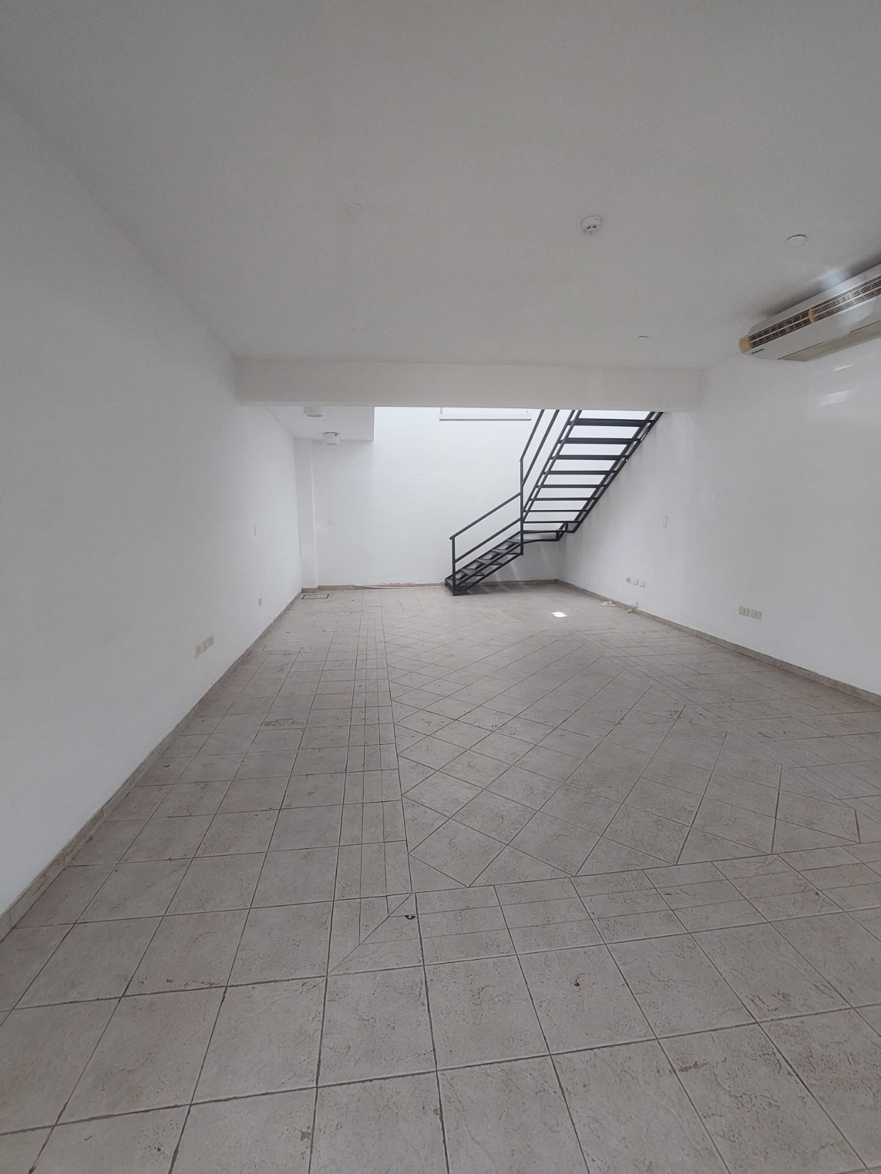ALQUILO SALON COMERCIAL PASEO QUIMBAYA S/BOGGIANI — foto 3