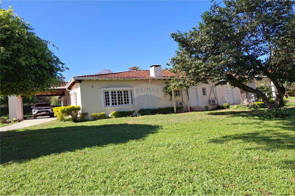 INCREIBLE CASA EN MEDIO DE UN JARDIN — foto 3