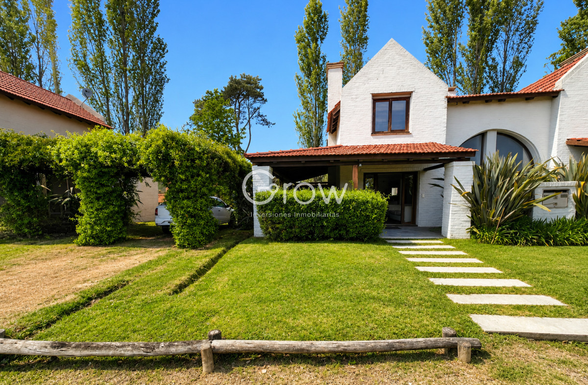 Casa en Barrio privado con piscina y cancha de tenis.Zona Pinares